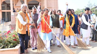 CM Vishnu Deo Sai : मुख्यमंत्री विष्णुदेव साय ने श्रीराम मंदिर परिसर में स्वच्छता अभियान के तहत झाड़़ू लगाकर की साफ-सफाई