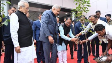 Tree Plantation : उप राष्ट्रपति जगदीप धनखड़, राज्यपाल विश्वभूषण हरिचंदन और मुख्यमंत्री विष्णु देव साय ने विश्वविद्यालय परिसर में मौल श्री का पौधा रोपण किया