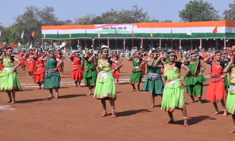 75th Republic Day Main Function : स्कूली बच्चों ने दी सांस्कृतिक कार्यक्रमों की शानदार प्रस्तुति…ज्ञान गंगा इंगलिश मीडियम स्कूल को मिला प्रथम पुरस्कार