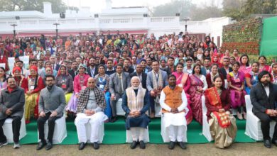 CG Folk Artistes met PM : छत्तीसगढ़ की झांकी ‘बस्तर की आदिम जनसंसद, मुरिया दरबार‘ में शामिल लोक-कलाकारों ने प्रधानमंत्री नरेन्द्र मोदी से की मुलाकात